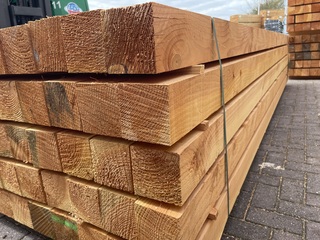 Ca. 38 Douglas balken fijnbezaagd, 100x100mm, lengte 300cm
